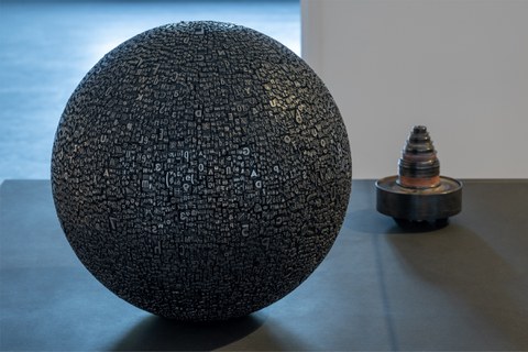 Rosa Barba: „Language Infinity Sphere” (2018). Bleibuchstaben; ⌀ 46 cm und Sendetetrode (um 1970) / Kustodie, TU Dresden © Rosa Barba / Courtesy: die Künstlerin und Esther Schipper Berlin/Seoul/Paris