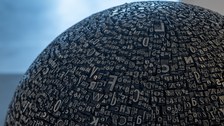 Rosa Barba: „Language Infinity Sphere” (2018). Bleibuchstaben; ⌀ 46 cm und Sendetetrode (um 1970) / Kustodie, TU Dresden © Rosa Barba / Courtesy: die Künstlerin und Esther Schipper Berlin/Seoul/Paris