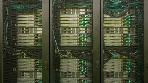 Frontalaufnahme des Supercomputing-Systems Capella am Zentrum für Informationsdienste und Hochleistungsrechnen (ZIH) der TU Dresden. Es sind mehrere Serverschränke mit zahlreichen Servern zu sehen.
