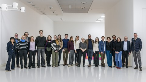 Group photo. 21 adults stand side by side in a large, white art gallery. They are all looking into the camera. They are members of the Schaufler Lab@TU Dresden, TU Dresden and THE SCHAUFLER FOUNDATION.