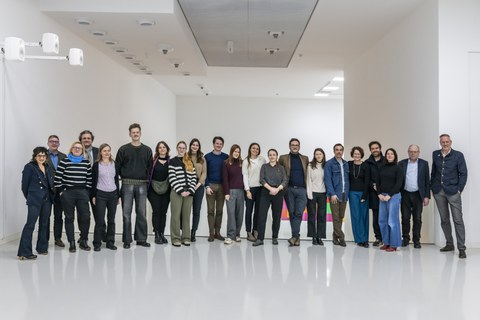 Group photo. 21 adults stand side by side in a large, white art gallery. They are all looking into the camera. They are members of the Schaufler Lab@TU Dresden, TU Dresden and THE SCHAUFLER FOUNDATION.