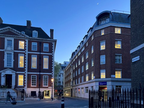 Ansicht bei Dämmerung einer Straßenkreuzung mit Häusern in London, das auf der Rechten Seite ist das Centre for Commercial Law Studies.