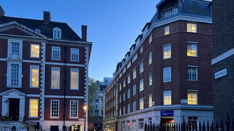 Ansicht bei Dämmerung einer Straßenkreuzung mit Häusern in London, das auf der Rechten Seite ist das Centre for Commercial Law Studies.