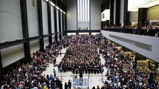 Esmeralda Conde Ruiz: Aufführung „The Bridge“ von Peter Liversidge in der Turbinenhalle der Tate Modern, London/GB, 18. Juni 2016 