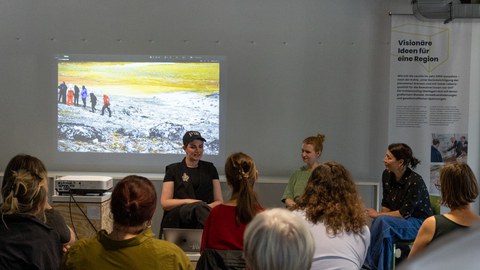 Lena_von_Goedeke, Svenja Engelmann-Kewitz und Gwendolin Kremer diskutieren "Kipppunkte" im COMSO Wissenschaftsforum