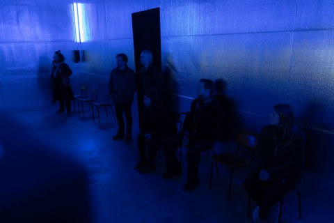 Besuchende einer Ausstellung