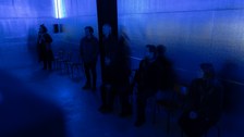 Besuchende einer Ausstellung