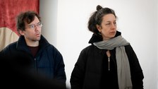 Zwei Personen in einer Ausstellung