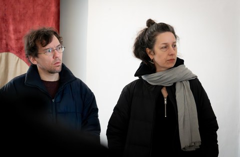 Zwei Personen in einer Ausstellung