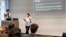 Sprecher:innen während des Symposium
