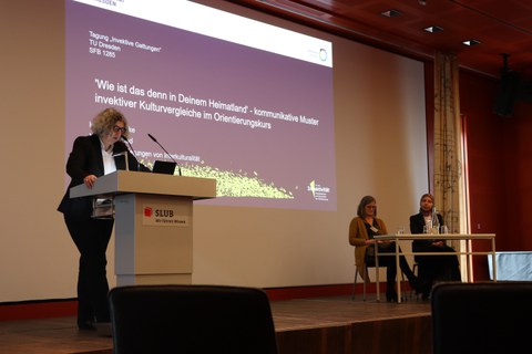 Foto von der Tagung - Rednerin am Pult
