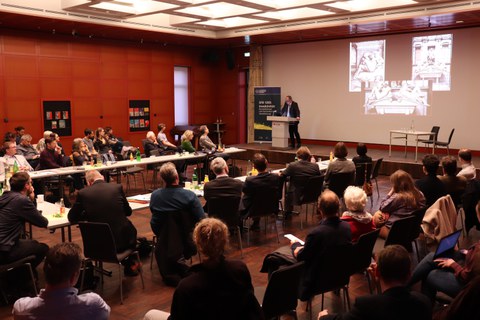 Foto von der Tagung - Großaufnahme des Saales mit Zuschauern