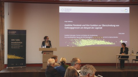 Sonja Engel moderiert die Diskussion nach Antje Soablotnys Vortrag