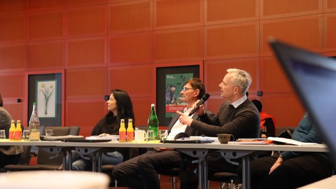 Nahaufnahme von Albrecht Dröse, der in der Diskussionsrunde eine Frage stellt