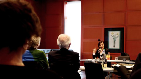 Nahaufnahme von Prof. Dr. Marina Münkler während der Diskussionsrunde