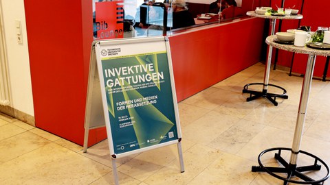 Veranstaltungsplakat Invektive Gattungen im oberen Foyer der SLUB