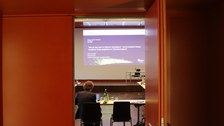 Blick in den Klemperer-Saal der SLUB Dresden bei halb geöffneter Tür