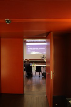 Blick in den Klemperer-Saal der SLUB Dresden bei halb geöffneter Tür