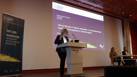 Prof. Dr. Elisabeth Tiller während der Vortragseinführung vor dem Vortrag von Prof. Dr. Heike Greschke und Youmna Fouad