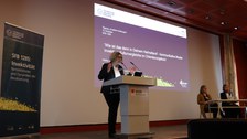 Prof. Dr. Elisabeth Tiller während der Vortragseinführung vor dem Vortrag von Prof. Dr. Heike Greschke und Youmna Fouad