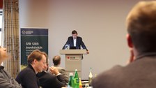 Nahaufnahme von Prof. Dr. Gerd Schwerhoff vor Publikum während seines Vortrags Das Pasquill im frühneuzeitlichen Deutschland. Ein Kommunikationsmedium zwischen Schmähung und Kritik