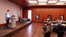 Jan Martin Lies während seines Vortrags "Framing als Kommunikationsstrategie: Die Verwendung von schimpflichen Bezeichnungen im Kampf um Deutungshoheit in den innerevangelischen Kontroversen 1548–1580"