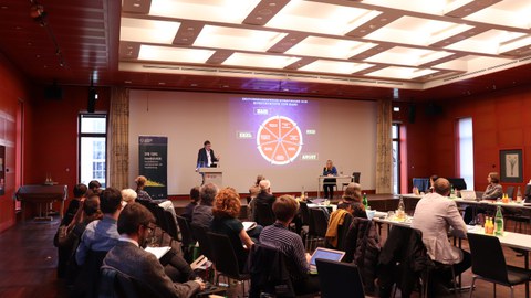 Prof. Dr. Gerd Schwerhoff während der Moderation nach dem Vortrag von Prof. Dr. Anja Lobenstein-Reichmann