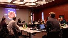 Felix Prautzsch stellt eine Frag während der Diskussion nach Prof. Dr. Anja Lobenstein-Reichmanns Vortrag 