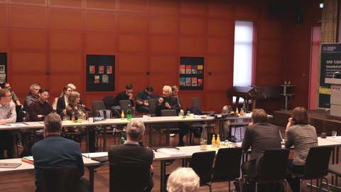 Das Publikum diskutiert in der Diskussionsrunde