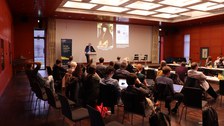 Prof. Dr. Jürgen Müller vor Publikum während seines Vortrags "Die Anfänge parodistischer Bild-Verfahren in der deutschen und flämischen Kunst des 16. Jahrhunderts"