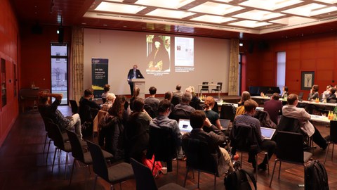 Prof. Dr. Jürgen Müller vor Publikum während seines Vortrags "Die Anfänge parodistischer Bild-Verfahren in der deutschen und flämischen Kunst des 16. Jahrhunderts"