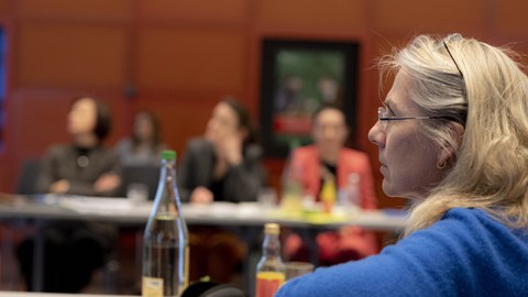 Nahaufnahme einer Zuhörerin während eines Vortrag