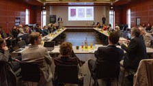 Rückansicht des Publikums während Prof. Dr. Jürgen Müller eine Frage stellt.