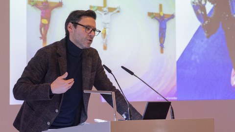 Nahaufnahme von Prof. Dr. Lars Koch während seines Vortrags "Über artivistische Interventionen. Invektivität, Medien, Moral"