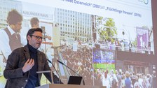Nahaufnahme von Prof. Dr. Lars Koch während seines Vortrags "Über artivistische Interventionen. Invektivität, Medien, Moral"