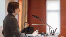 Nahaufnahme von Prof. Dr. Marina Münkler während ihrer Moderation zu Prof. Dr. Lars Kochs Vortrag