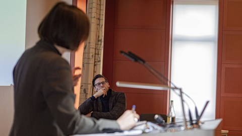 Prof. Dr. Marina Münkler richtet während ihrer Moderation Worte an den zuhörenden Prof. Dr. Lars Koch nach dessen Vortrag.
