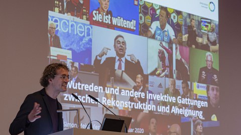 Nahaufnahme von Prof. Dr. Simon Meier-Vieracker während seines Vortrag "Wutreden und andere invektive Gattungen zwischen Rekonstruktion und Aneignung"