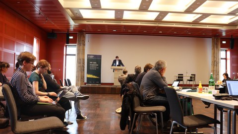 Prof. Dr. Gerd Schwerhoff vor Publikum während seines Vortrags Das Pasquill im frühneuzeitlichen Deutschland. Ein Kommunikationsmedium zwischen Schmähung und Kritik