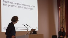 Nahaufnahme von Prof. Dr. Simon Meier-Vieracker während seines Vortrag "Wutreden und andere invektive Gattungen zwischen Rekonstruktion und Aneignung"