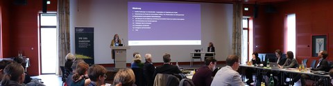 Youmna Fouad und Heike Greschke auf der Bühne in der SLUB bei der Tagung Invektive Gattungen, Youmna Fouad spricht am Pult