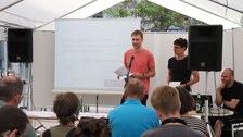Jan-Lukas Horneff und Ken Heuring während ihres Vortrags zum Thema "dissen, shamen und battlen – Performance einer Gerichtsverhandlung im Stil der alten Römer"