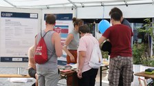 Besucher im Präsentationspavillon 
