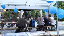 Präsentationspavillon mit Besuchern