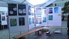 Plakatwand des SFB1285 "Invektivität" im Präsentationspavillon