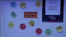Themenwand des Zentrums für Integrationsstudien mit Besucherreaktionen zum Einbürgerungstest
