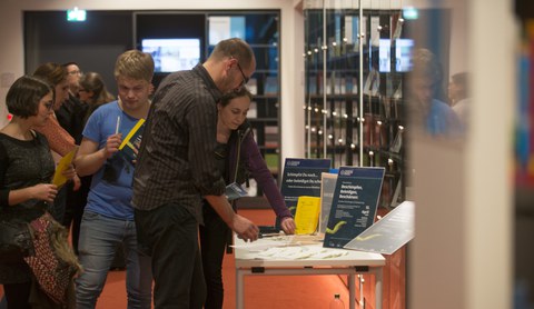 Leute an Infostand