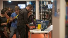 Leute an Infostand