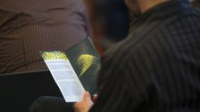 Person liest Programmübersicht