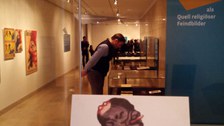 Foto von der Vernissage - Bild mit einem  Mönchskalb